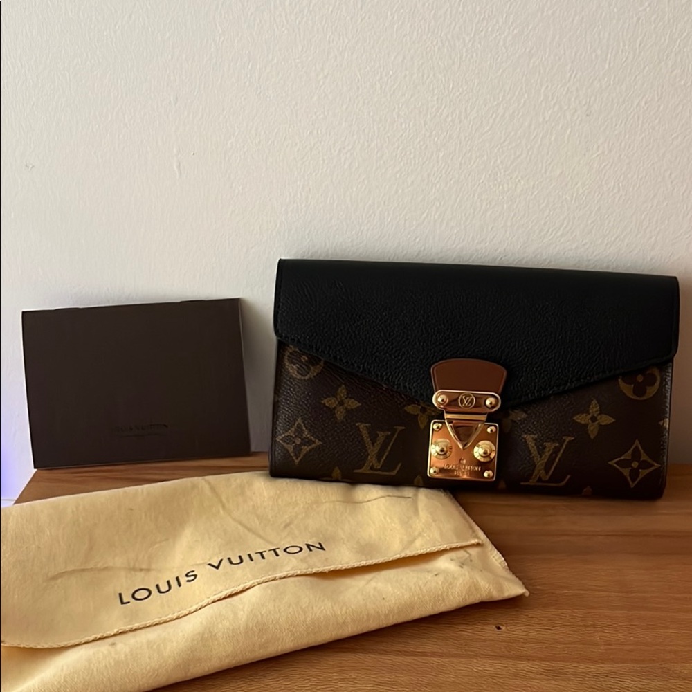 Louis Vuitton noir Pallas wallet NWT RARE